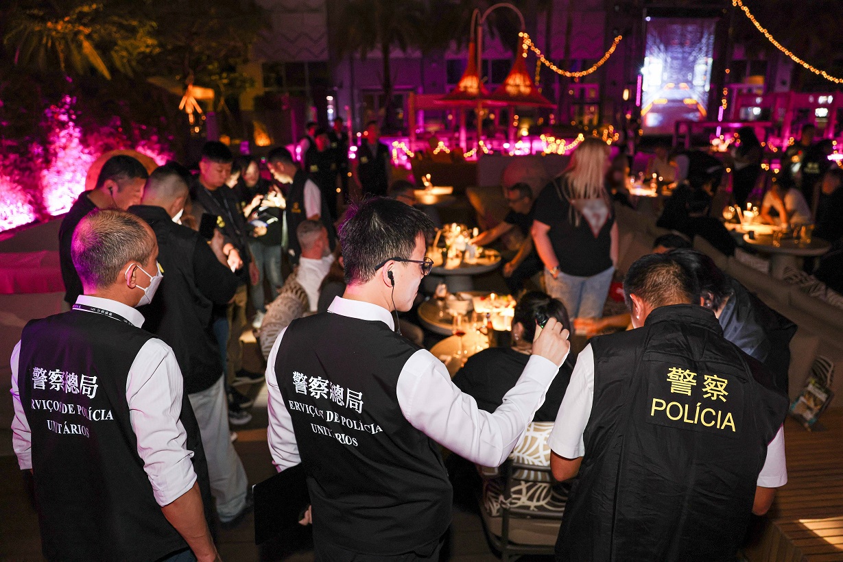 警方突擊巡查多間娛樂場、酒吧及桑拿，並核查在場人士身份資料.jpg