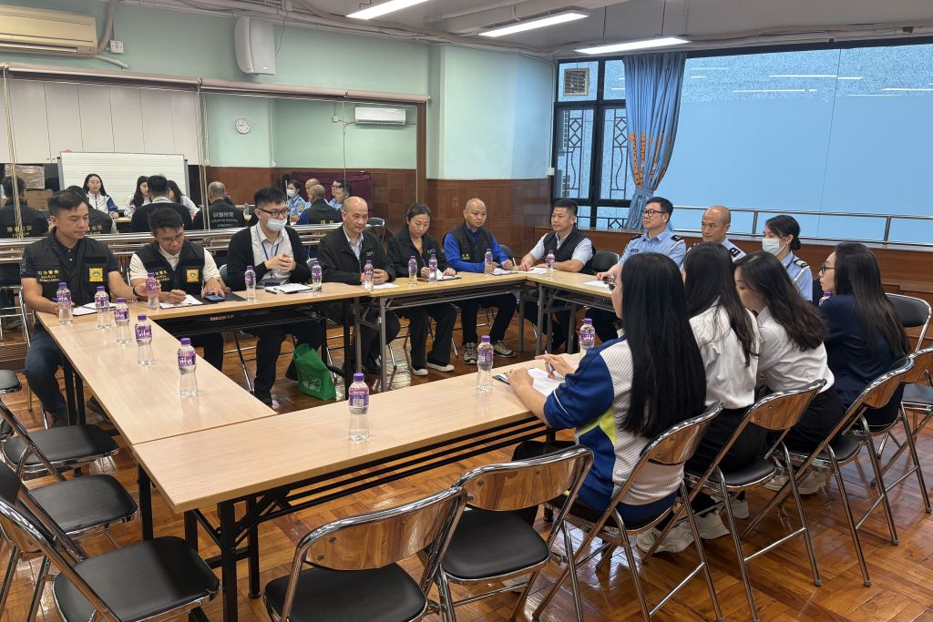 05警察總局聯同執行部門與校方檢視演練過程中的各個環節及交流意見.jpg