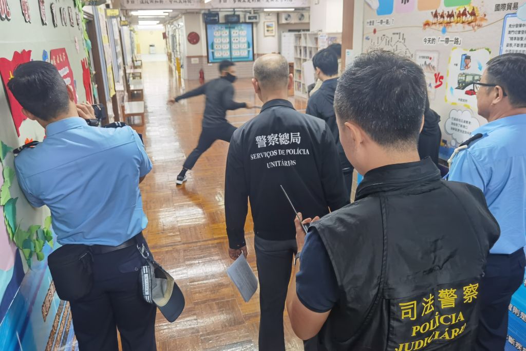 03警察總局聯同治安警察局及司法警察局為學校舉辦“可疑人物闖入校園演練”.jpg