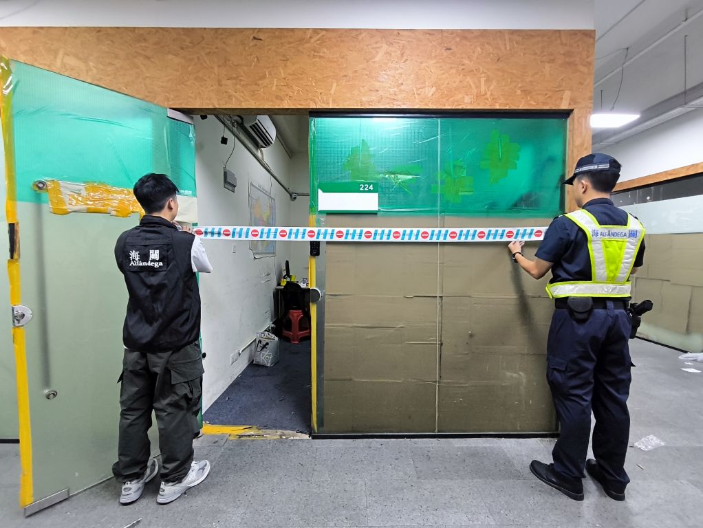 02_“雷霆2025”行動期間，海關人員對位於北區的一個“水客”活動散貨點採取行動.jpg