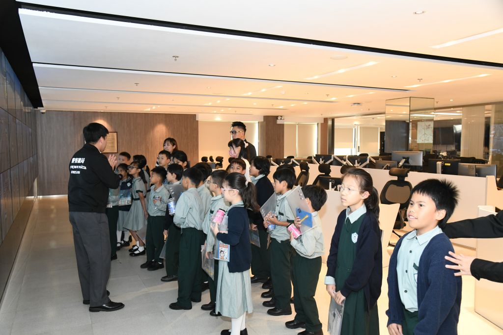 04_学生参观民防行动中心的各项设施.JPG
