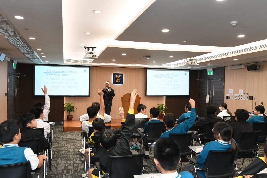 02_学生们积极参与，踊跃回答问题.JPG