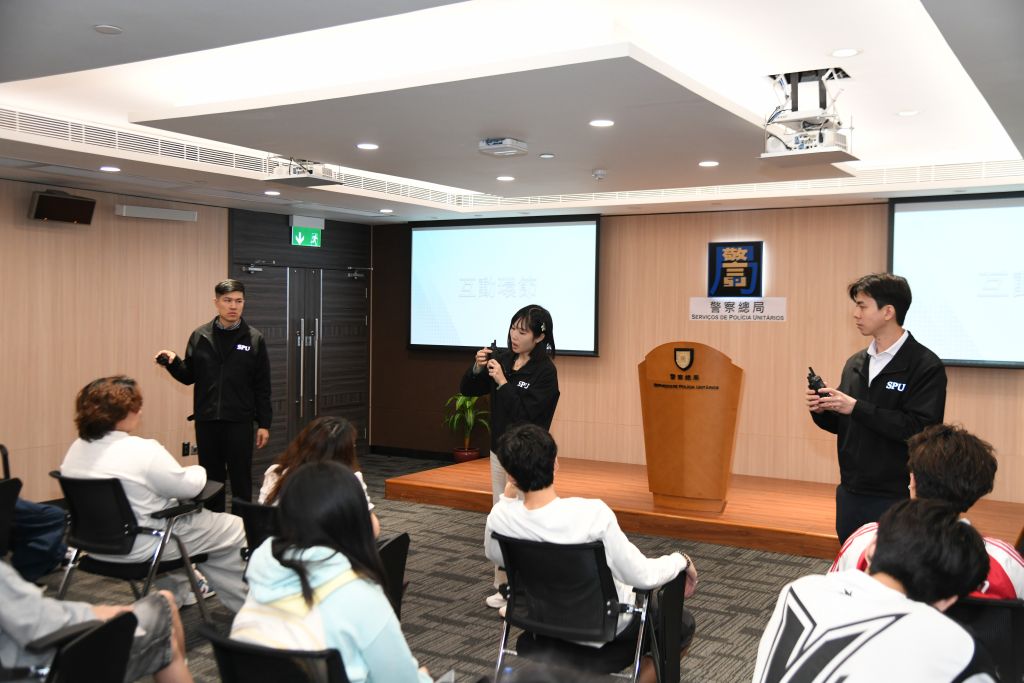 03_警察总局人员教导学生们使用警用对讲机进行模拟汇报.JPG
