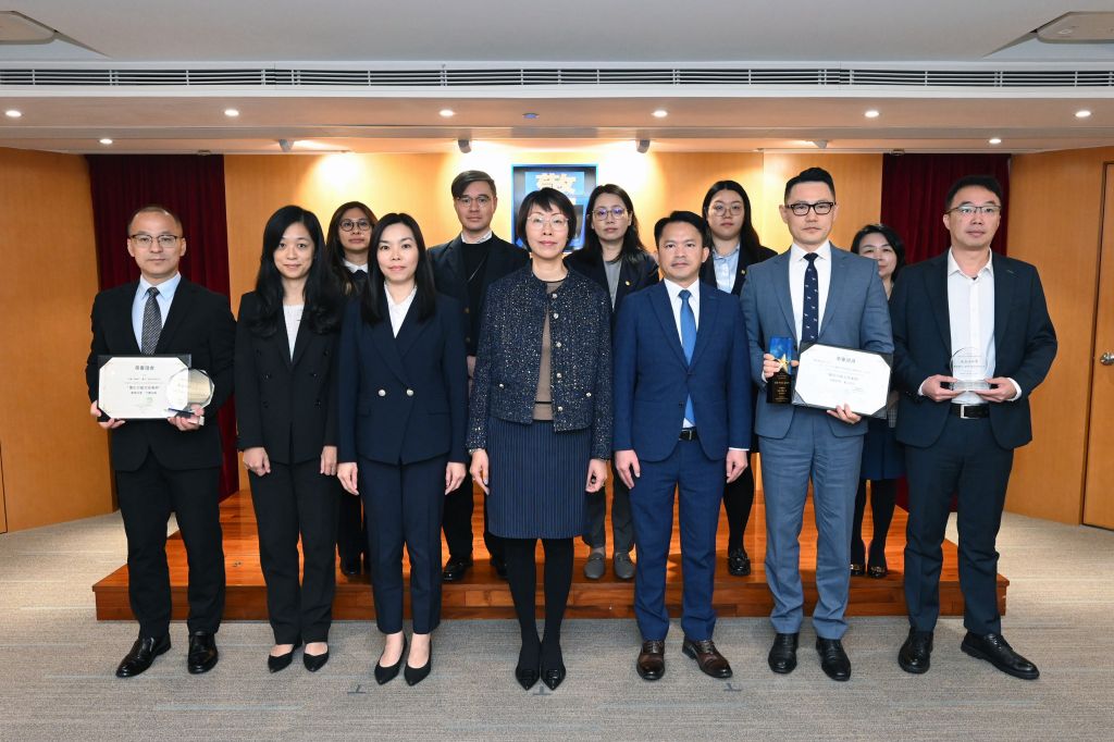 20251216698836.jpg 图二_第三届优秀可疑交易举报个案嘉许活动获奖机构合照.jpg