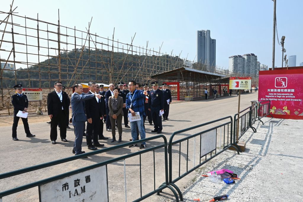 4.警察总局民防及协调中心组织跨部门联合巡视，确保“凼仔爆竹烟花燃放区”各项安全管理措施有序运作.jpg