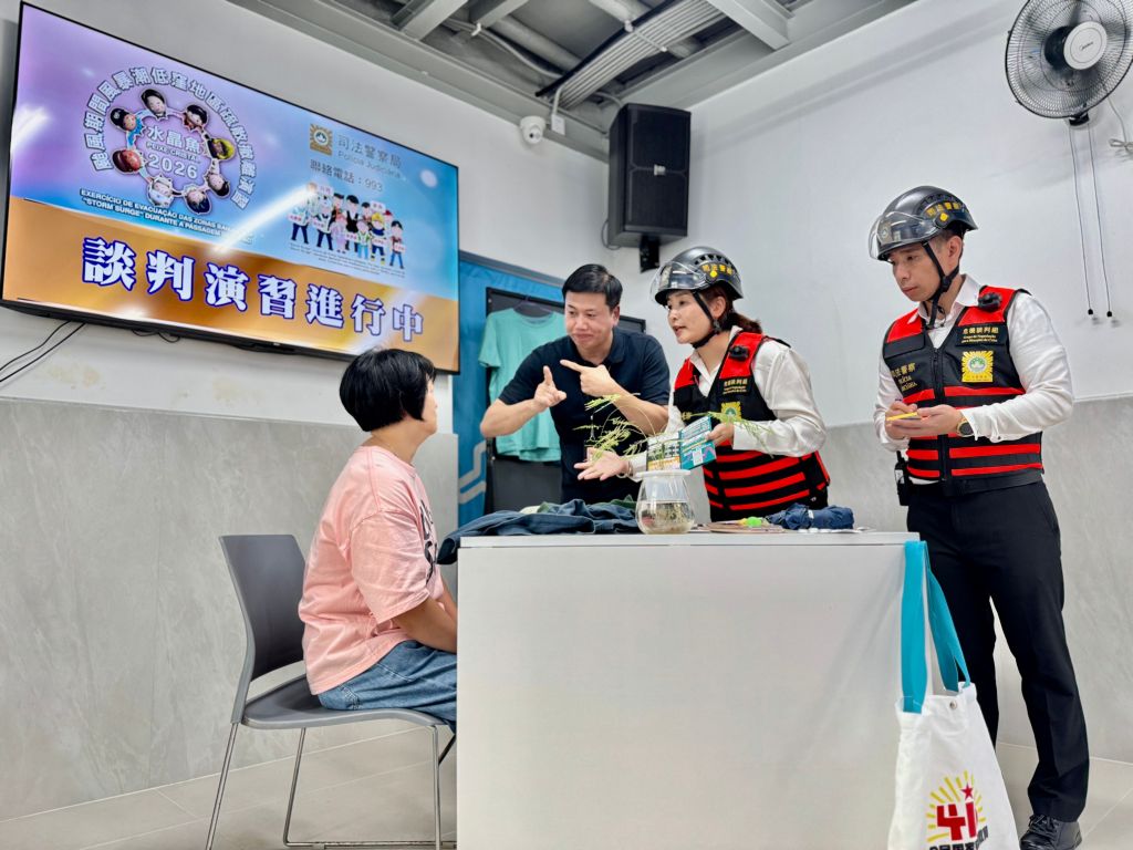 09模拟突发事件：司法警察局联同澳门听障人士协进会手语翻译员对一名不愿撤离的听障人士进行劝喻工作.jpg