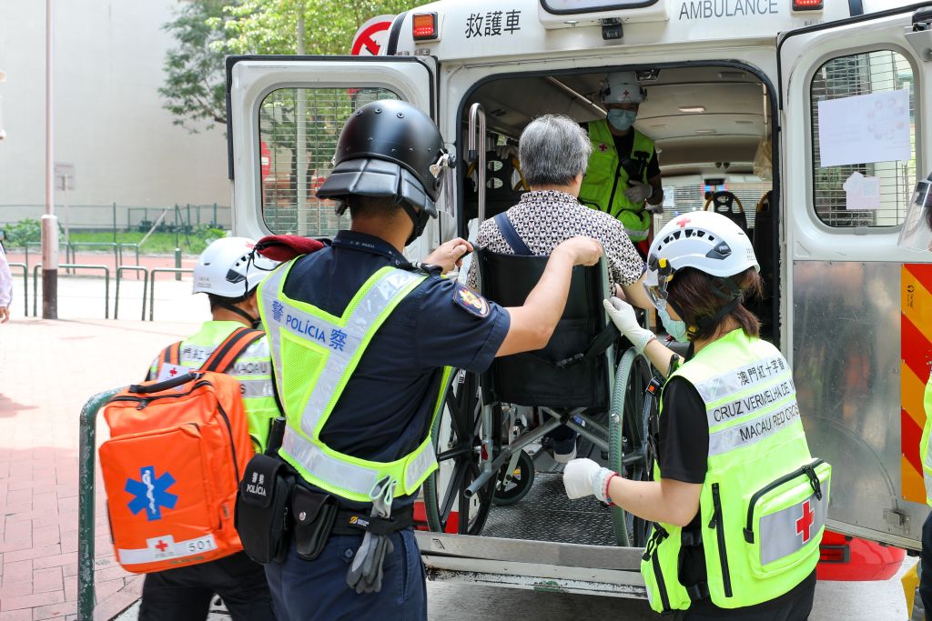 06红十字会联同保安部队及保安部门人员协助需扶助人士撤离.jpg