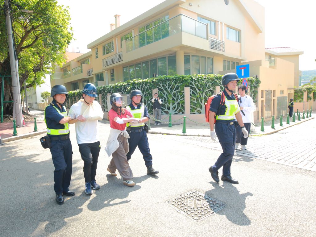 07澳门保安部队高等学校人员协助撤离期间受伤的市民.jpg