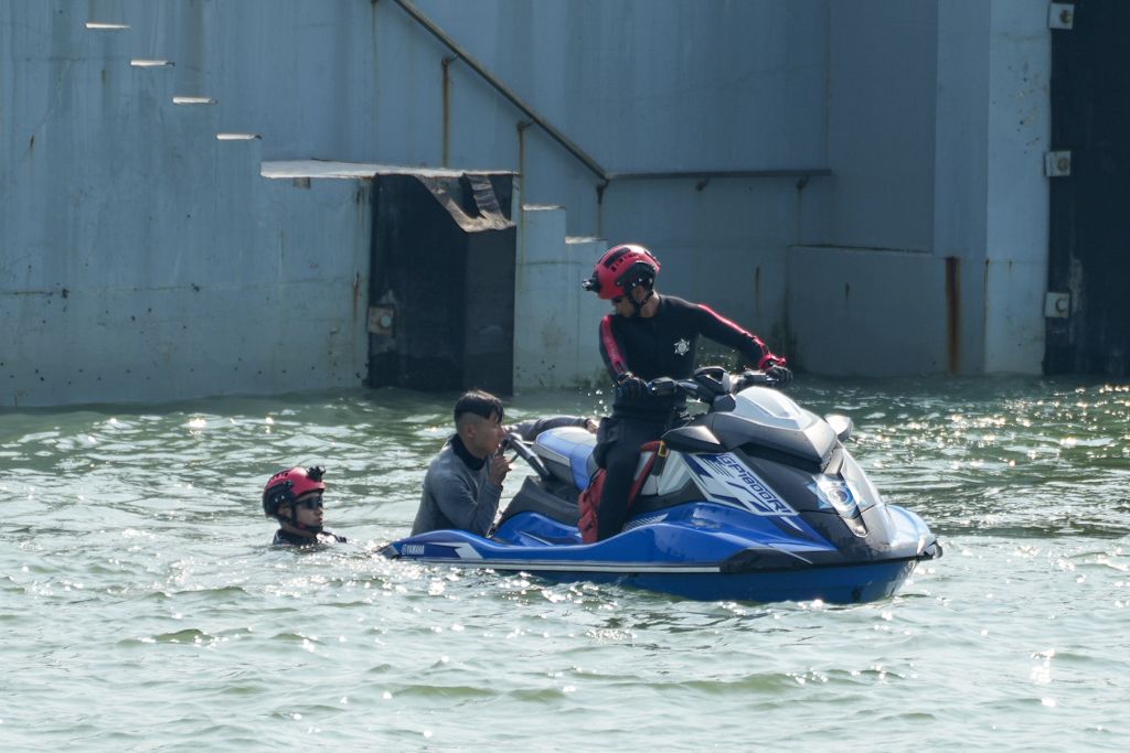 13模拟突发事件：澳门海关拯救堕海人士.jpg