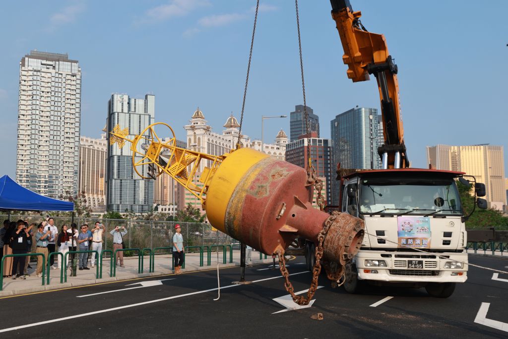 15模拟突发事件：治安警察局协同中国建筑工程(澳门)有限公司移走冲至岸上并阻塞主干道的大型浮标.jpg